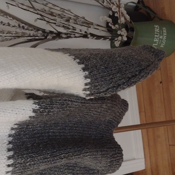 Handmade two tone knit sweater - Picture 3 of 4